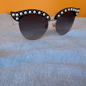 Pearl Cat-Eye Gucci sunglasses